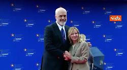 Rama si inginocchia davanti a Meloni per accoglierla al vertice comunit&agrave; politica europea a Tirana