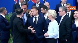 Zelensky parla con Rutte, Macron e von der Leyen prima della foto di gruppo al vertice Cpe di Tirana