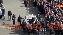 Giro in Papamobile di Leone XIV per salutare i fedeli prima della Messa di insediamento