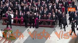 Zelensky a San Pietro per la Messa di insediamento di Papa Leone XIV, l'abbraccio con Meloni