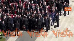 Jd Vance e la moglie seduti vicino a Mattarella alla Messa di insediamento di Papa Leone XIV