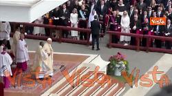 Papa Leone XIV compie rito di benedizione e aspersione dell'acqua santa a San Pietro