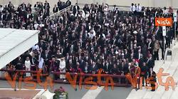 Messa di insediamento Papa Leone, lo scambio pace tra i leader del mondo