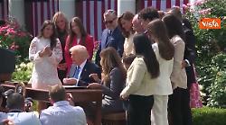 Trump firma la legge voluta da Melania contro il revenge porn nel Giardino delle Rose
