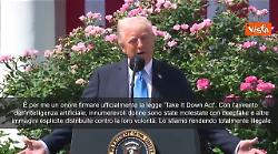 Trump firma legge contro revenge porn: "Per me un onore"