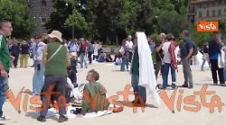 Il lenzuolo bianco fuori da Palazzo Marino a Milano per l'iniziativa 50 000 sudari per Gaza