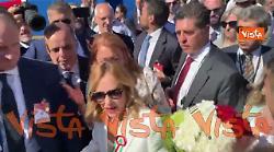 Per Meloni un mazzo di fiori tricolore al suo arrivo alla parata del 2 Giugno