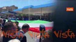 2 Giugno, gigantesca bandiera tricolore srotolata ai Fori Imperiali al termine della parata
