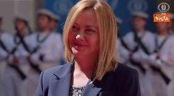 Meloni riceve Robert Fico, lui le dona un mazzo di fiori, poi gli onori militari