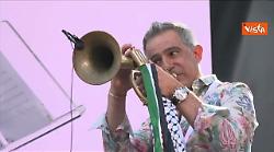 L'esibizione di Paolo Fresu sul palco della manifestazione pro Gaza a Roma