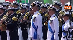 Mattarella a Genova accolto da bambini che sventolano tricolore, poi gli onori militari con Crosetto