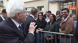 Mattarella in Lussemburgo con il Granduca Enrico saluta un gruppo di italiani
