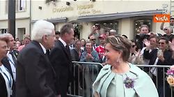"&Egrave; il mio idolo", l'emozione di una signora italiana che stringe la mano a Mattarella in Lussemburgo