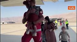 A bordo del volo dell'Aeronautica che ha portato in Italia Adam e altri bimbi feriti di Gaza