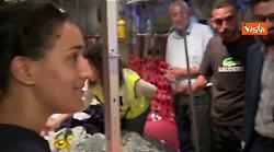 "Grazie Governo italiano", un pap&agrave; di Gaza a bordo dell'aereo atterrato a Linate con bimbi da curare