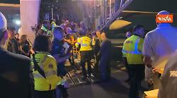 Il piccolo Adam scende da aereo a Linate col pallone donato da Tajani