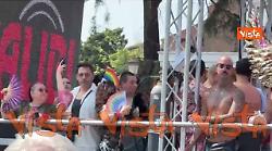 Ali da angelo, perizoma dorati e ventagli arcobaleno, al via il Pride 2025 per le vie di Roma