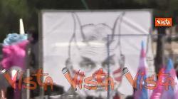 Roma Pride 2025, Orban con le corna da diavolo su uno dei carri