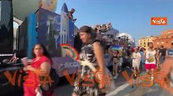 Roma Pride 2025, il passaggio del carro del Mucca Assassina al Colosseo