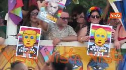 Meloni amica dei "dick-tators", polemica per i cartelli di +Europa al Pride Roma contro la premier