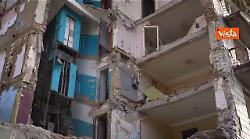 Zelensky depone un mazzo di rose rosse davanti a un palazzo distrutto dagli attacchi russi a Kiev