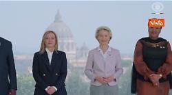 Von der Leyen e Meloni nella foto di famiglia con i leader del vertice Piano Mattei a Villa Pamphilj