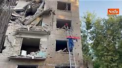 Guerra in Ucraina, operazioni di soccorso a Kiev dopo l'attacco russo avvenuto nella notte