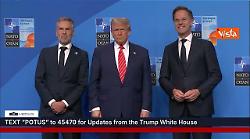 Vertice Nato, Trump si sistema la giacca per la foto di famiglia con Rutte e Schoof