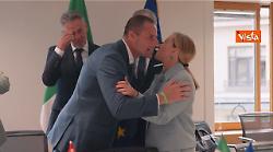 Meloni in abito celeste alla prima giornata del Consiglio Europeo a Bruxelles