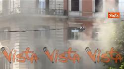 Incendio a piazza Vittorio a Roma all&rsquo;angolo del giardino, intervengono i Vigili del Fuoco