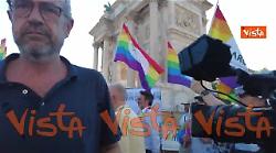 Per il caldo un cittadino offre al sindaco Sala un ghiacciolo al Milano Pride