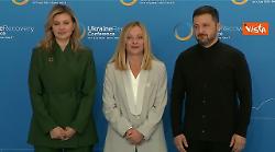 Meloni riceve Zelensky e la moglie Olena alla conferenza per la ricostruzione dell'Ucraina a Roma