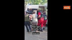 Oltre 1200 bombe lanciate dai russi in Ucraina in sette giorni. Il video pubblicato da Zelensky