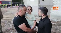 Zelensky depone rose rosse al palazzo sventrato a Kiev dopo un attacco russo