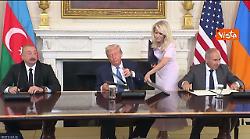 La stretta di mano tra il Primo Ministro armeno e il Presidente dell'Azerbaijan alla Casa Bianca