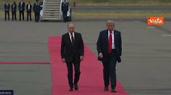 Trump applaude Putin al suo arrivo ad Anchorage in Alaska, poi la stretta di mano