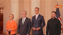 Macron con la mano in tasca, l'irrituale posa per la foto di gruppo con Trump e i leader Ue