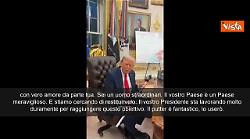 Zelensky dona a Trump mazza golf di giocatore ferito in guerra, il tycoon: Grazie, la user&ograve;