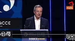 Draghi senza cravatta sul palco del Meeting di Rimini