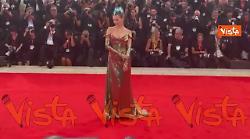 Venezia 82, Rose Villain sfila sul red carpet della Mostra con abito metallico e cresta punk