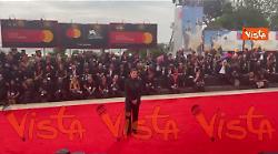 Venezia 82, Charlotte Wells sfila sul red carpet con un completo maschile total black