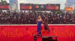 Venezia 82, Ludovica Frasca sfila sul red carpet della Mostra del Cinema con un abito blu elettrico
