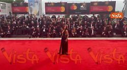 Venezia 82, Stefanie Williams sfila sul red carpet in total black con scollatura vertiginosa