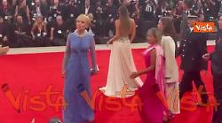 Venezia 82, Patrizia Sandretto Re Rebaudengo sfila sul red carpet con un abito in stile retr&ograve;