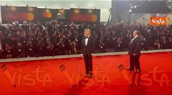 Venezia 82, Jesse Plemons in smoking nero con camicia bianca e papillon