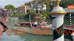 Venezia 82, Caterina Milicchio in posa per i fotografi al Lido per la Mostra del Cinema