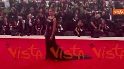 Venezia 82, Hiba Abouk sfila sul red carpet con un abito cut-out e corpetto ricamato