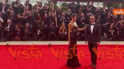 Venezia 82, Emi Renata Sakamoto sul red carpet con un abito sensualissimo in pizzo