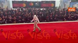 Venezia 82, look "piratesco" per Stefano Guerrera con bandana leopardata e infradito sul red carpet