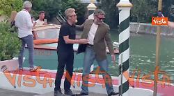 Venezia 82, Willem Dafoe e Oscar Isaac si abbracciano e scherzano con i fotografi al Lido